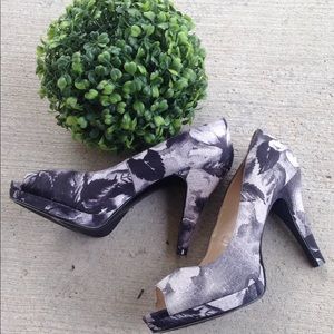 SOLD Nine West Heel NWOT Floral Black/ White